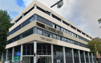 Modern kantoorpand op Volmerlaan 7, Rijswijk met meerdere verdiepingen en grote ramen. Perfecte locatie om kantoorruimte te huren in een dynamische omgeving.