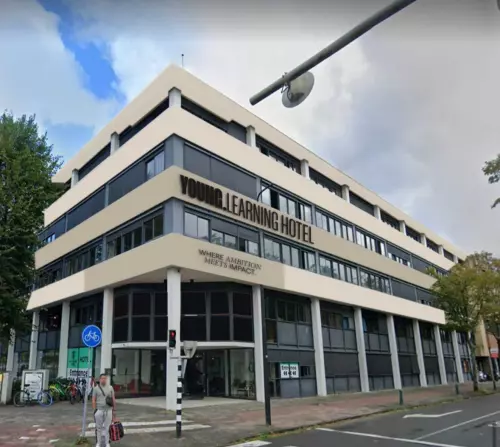 Modern kantoorpand op Volmerlaan 7, Rijswijk met meerdere verdiepingen en grote ramen. Perfecte locatie om kantoorruimte te huren in een dynamische omgeving.