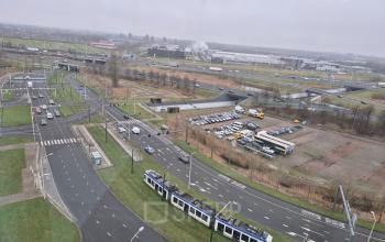 Uitzicht vanaf een kantoorpand aan Laan van Zuid Hoorn 70 in Rijswijk. Het biedt een panoramisch zicht op wegen en een tram, ideaal voor kantoorruimte huren met een strategische locatie.