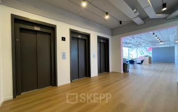 Kantoorruimte te huur op Generaal Eisenhowerplein 111 111 in Rijswijk. Binnen met houten vloer en toegang tot multiple liften. Moderne uitstraling, ideaal voor zakelijke doeleinden.