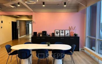 Interieur van kantoorpand Generaal Eisenhowerplein 111 in Rijswijk met moderne vergadertafel en kunstzinnige decoraties, geschikt voor kantoorruimte huren.