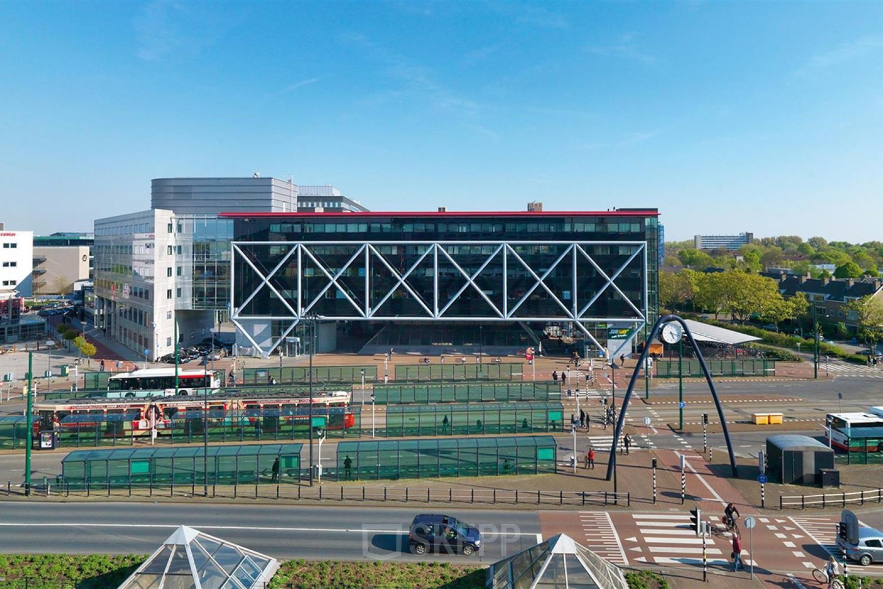 Exterieur van het kantoorpand op Generaal Eisenhowerplein 111 111, Rijswijk, geschikt voor kantoorruimte huren met moderne architectuur en goede bereikbaarheid.