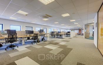 Ruime kantoorruimte op Patrijsweg 62 in Rijswijk met moderne werkstations en een lichte, zakelijke inrichting. Ideaal voor bedrijven die kantoren willen huren.