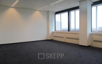 Kantoorruimte te huur in Rijswijk op JC van Markenlaan 3 met grote ramen en gestoffeerde vloer.