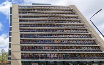 Kantoorpand gelegen op JC van Markenlaan 3 in Rijswijk, met moderne glazen gevel en parkeerplaatsen voor de deur. Ideaal voor wie kantoorruimte wil huren in een goed bereikbare omgeving.