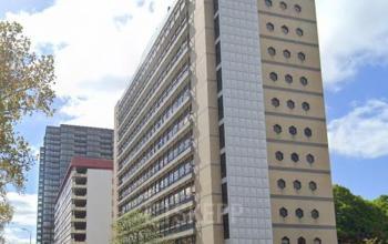 Het kantoorpand aan de JC van Markenlaan 3 in Rijswijk biedt moderne kantoorruimte te huur. Het gebouw heeft een opvallend ontwerp met geometrische accenten. Geschikt voor ondernemingen die zichtbaarheid en stijl zoeken.