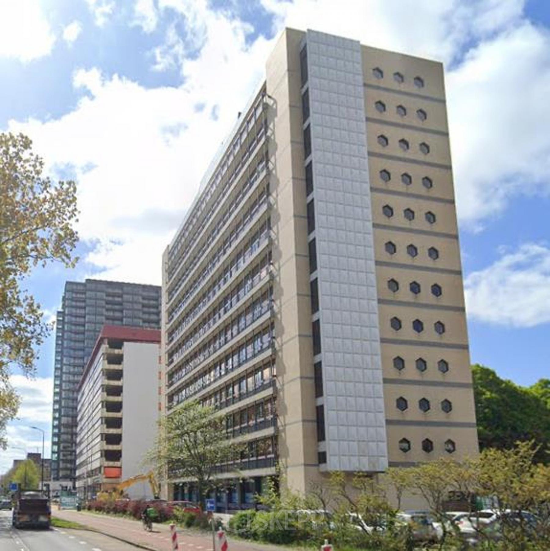 Het kantoorpand aan de JC van Markenlaan 3 in Rijswijk biedt moderne kantoorruimte te huur. Het gebouw heeft een opvallend ontwerp met geometrische accenten. Geschikt voor ondernemingen die zichtbaarheid en stijl zoeken.