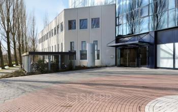 Exterieur van kantoorpand gelegen op Patrijsweg 4-140 in Rijswijk, met entree en betegelde buitenruimte.