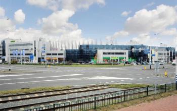 Vooraanzicht van het kantoorpand op Patrijsweg 4-140 in Rijswijk, met diverse bedrijven en parkeerplaatsen op de voorgrond.