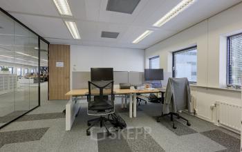 Kantoorruimte huren op Patrijsweg 4-140 in Rijswijk, met moderne bureaus, stoelen en computers, gelegen in een lichte en goed verlichte omgeving met voldoende ramen.