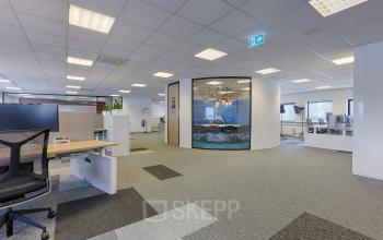 Moderne kantoorruimte huren aan Patrijsweg 4-140 in Rijswijk, met ruime werkplekken en een glazen vergaderruimte.