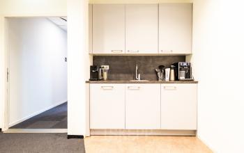 Kleine pantry in een kantoor gelegen op Kapellerpoort 1, Roermond met koffiezetapparaat en spoelbak.