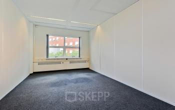 Kantoorruimte huren in kantoorpand Kapellerpoort 1, Roermond, met ramen en tapijt.