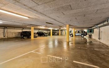 Parkeergarage op Kapellerpoort 1, Roermond met meerdere geparkeerde auto's.