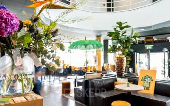 Moderne ontvangstruimte in kantoorpand Kapellerpoort 1, Roermond met stijlvolle inrichting en zitgedeeltes.