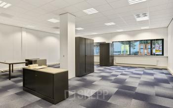 Ruime kantoorpand op Noordhoven 2 in Roermond; blauw tapijt, witte muren en kasten. Ideaal voor wie een kantoorruimte wil huren. Geschikt voor verschillende zakelijke indelingen.