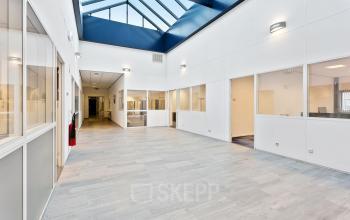 Heldere kantoorruimte huren op Noordhoven 2 in Roermond met glazen dak, veel lichtinval en aparte kantoorruimtes. Ideaal voor bedrijven die op zoek zijn naar flexibele kantoren in een professionele omgeving.