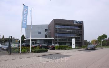 Modern kantoorpand gelegen aan Noordhoven 19 in Roermond, met een strakke gevel en meerdere parkeerplaatsen aan de voorkant. Ideaal voor bedrijven die op zoek zijn naar kantoorruimte huren in een professionele omgeving.