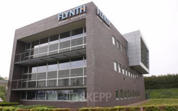 Kantoorpand op Noordhoven 19, Roermond, met moderne architectuur en grote ramen. Geschikt voor bedrijven die kantoorruimte willen huren in een zakelijke omgeving.