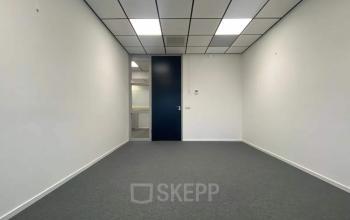 Leeg kantoor op Noordhoven 19, Roermond met strakke witte muren en grijze vloerbedekking. Ideaal voor wie een kantoorruimte wil huren en flexibel wil inrichten. Veelzijdige ruimte met mogelijkheden voor personalisatie.