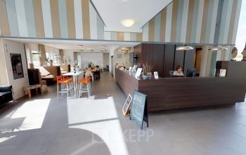 Ruime en gemeubileerde kantoorruimte in Roermond met een moderne receptie en veel lichtinval. Ideaal voor wie een kantoorpand wil huren op Boven de Wolfskuil 3.