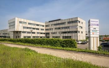 Kantoorpand op Boven de Wolfskuil 3 in Roermond, met meerdere verdiepingen en een moderne uitstraling, beschikbaar voor kantoorruimte huren.