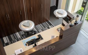 Moderne entree van kantoorpand op Boven de Wolfskuil 3 in Roermond, geschikt voor kantoorruimte huren met stijlvolle meubels en functionele inrichting.