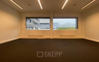 Lege kantoorruimte te huur in Roermond, gelegen op Boven de Wolfskuil 3, met twee grote ramen die zorgen voor natuurlijk licht.