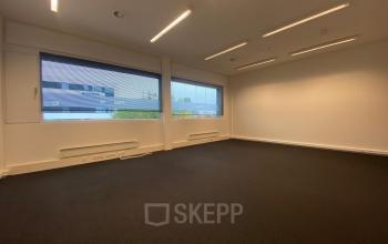 Leeg kantoor aan Boven de Wolfskuil 3 in Roermond met grote ramen, veel lichtinval en neutrale inrichting. Ideale plek voor kantoorruimte huren met flexibele indelingsmogelijkheden.