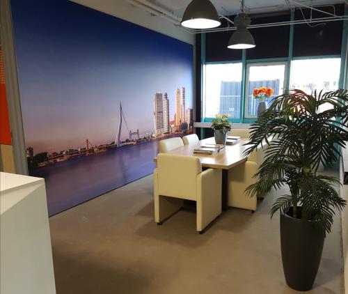 Moderne kantoorruimte te huur op Corkstraat 46 in Rotterdam Airport, voorzien van bureau, stoelen en levendige planten.