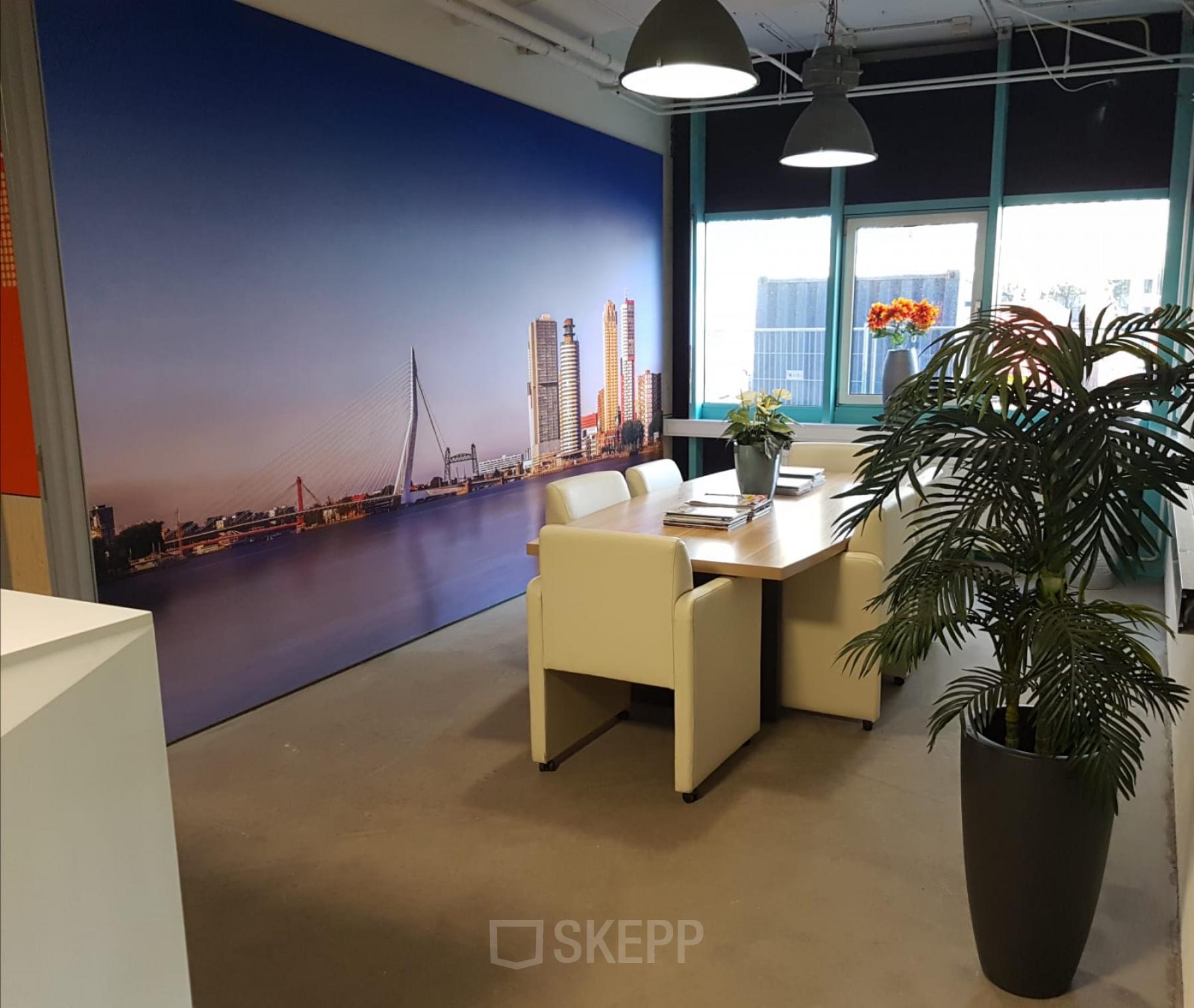 Moderne kantoorruimte te huur op Corkstraat 46 in Rotterdam Airport, voorzien van bureau, stoelen en levendige planten.