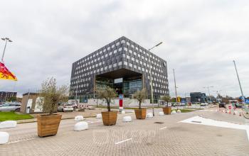 Moderne kantoorpand op Rotterdam Airportplein 22, gelegen bij Rotterdam Airport, geschikt voor kantoorruimte huren.