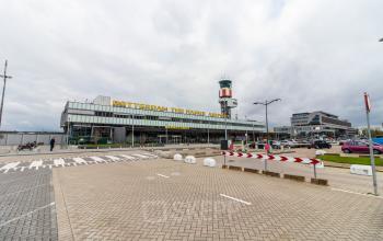 Exterieur van Rotterdam Airport kantoorpand op Rotterdam Airportplein 22, met parkeergelegenheid en uitzicht op de verkeerstoren.