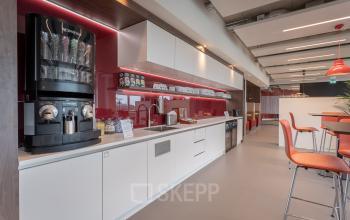 rotterdam kantoorruimte kantoorgebouw werkplek flexplek co-workingspace dakterras kantine vergaderzalen receptie dagkantoren