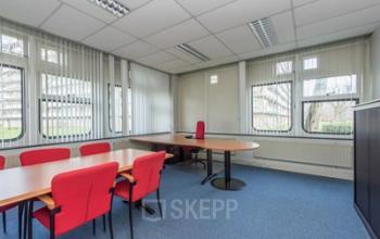 Moderne kantoorruimte huren op Marshallweg 7-47 in Rotterdam Alexander, Rotterdam, met ruime bureaus en comfortabele rode stoelen.