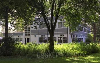 Voorzijde van het kantoorpand gelegen aan Marshallweg 7-47, Rotterdam Alexander, omgeven door groen.