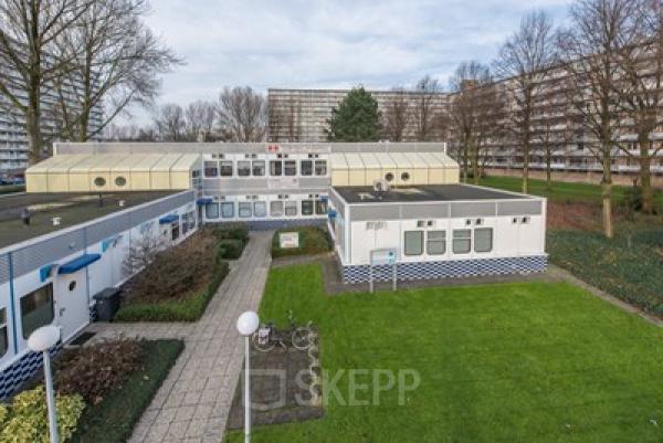 Exterieur van kantoorpand op Marshallweg 7-47 in Rotterdam Alexander, met groen grasveld en omliggende vegetatie.