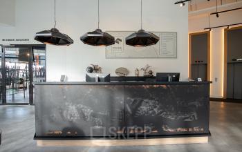 Receptie van kantoorpand op Prins Alexanderplein 5 in Rotterdam Alexander met moderne verlichting en een strakke balie.