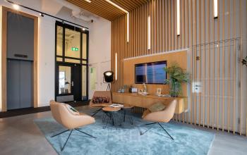 Moderne lobby in kantoorpand op Prins Alexanderplein 5, Rotterdam Alexander, met stijlvolle zithoek en toegang tot liftschacht. Ideale locatie voor kantoorruimte huren.