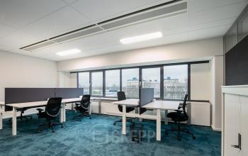 Modern interieur van kantoorpand op Prins Alexanderplein 5 in Rotterdam Alexander met open werkplekken en grote ramen voor natuurlijk licht. Geschikt voor bedrijven die kantoorruimte willen huren.