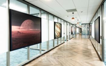 Hal met glazen wanden en kunst aan de muren in kantoorpand Prins Alexanderplein 5, Rotterdam Alexander, geschikt voor kantoorruimte huren.