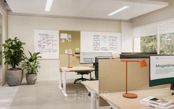 Moderne kantoorruimte huren aan Marten Meesweg 101 in Rotterdam Alexander, met werkplekken voorzien van bureaus, stoelen en computers, nabij grote ramen voor natuurlijk licht.