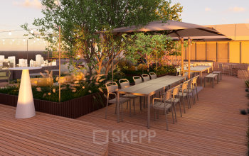 Kantoorruimte huren in Rotterdam Alexander met een ruime buitenterras, voorzien van tafels, stoelen en omringd door groen. Ideaal voor vergaderingen of ontspanning.