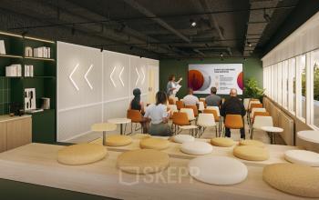 Vergaderruimte in Rotterdam Alexander, modern ingericht met zitgelegenheid en een presentatiescherm, ideaal voor kantoorruimte huren. Mensen voeren presentatiewerkzaamheden uit.