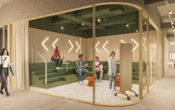 Moderne kantoorruimte huren in Rotterdam Alexander met groene zitgelegenheid en creatieve wanddecoratie. Mensen voeren zakelijke gesprekken en gebruiken laptops in het interieur.