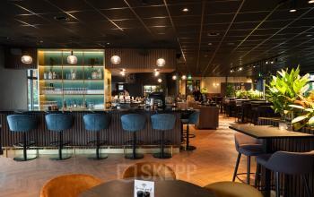 Luxe ingerichte kantoorruimte met een stijlvolle bar en comfortabele zitplekken voor zakelijke ontmoetingen op George Hintzenweg 77-89, Rotterdam Alexander. Ideaal voor bedrijven die kantoren willen huren met een moderne uitstraling.