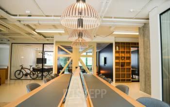 algemene ruimte gemeenschappelijk tafel stoelen kasten ramen kamers uitzicht huur kantoorruimte rotterdam alexander dichtbij station