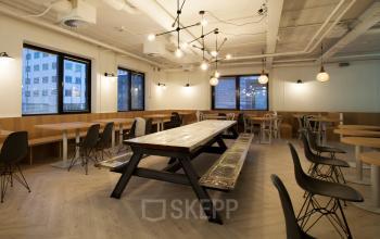 lunchruimte kantoorpand rotterdam marten meesweg tafel stoelen lampen design modern