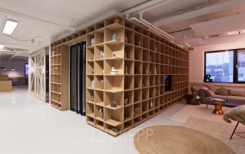 kast lounge vloerbedekking deuropening tafel stoelen kantoorgebouw marten meesweg rotterdam