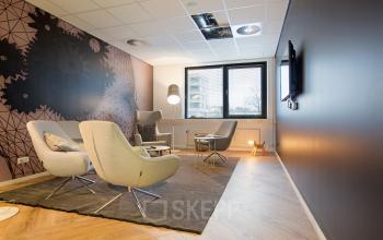 kantoorgebouw rotterdam alexander marten meesweg loungestoelen loungebank televisie vloerbedekking muurschildering informele vergaderingen